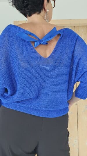 Pull noeud bleu electrique