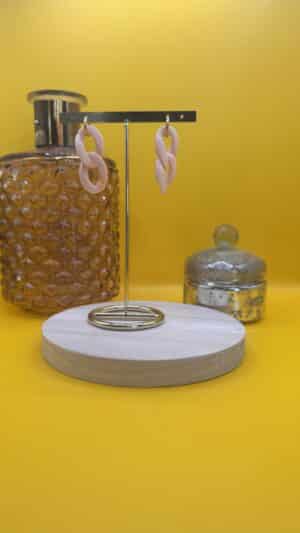 Boucles d&rsquo;oreilles maille rose poudre