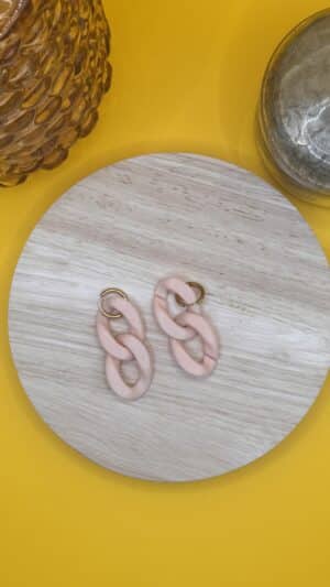 Boucles d&rsquo;oreilles maille rose poudre