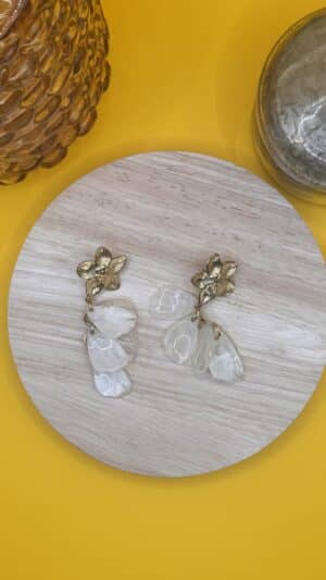 Boucles d&rsquo;oreilles fleur crème